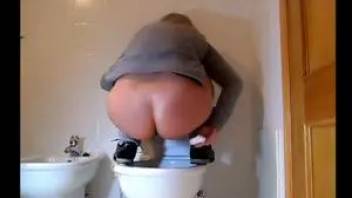 Girl with awesome big ass pooping in the toilet